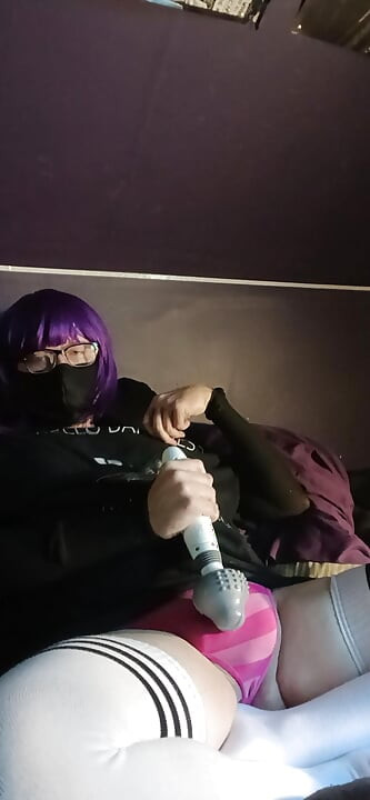 震動棒自慰並通過Raven LeTrap隔著內褲射精