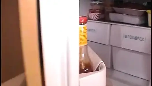 Юная блондинка исполняет свой пищевой фетиш перед трахом