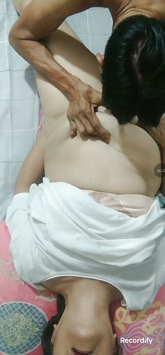 เธอรู้ว่าเธอสามารถพุ่งน้ำเงี่ยนกับฉันได้ เพราะเย็ดแรง