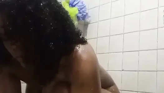 Mandi bareng yuk, sayang?