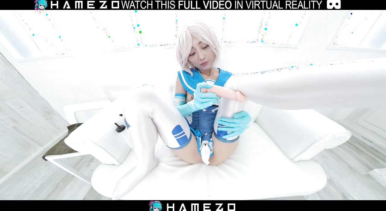 Gadis Jepang cantik Sora Suda sedang merintih saat orgasme, dalam VR.