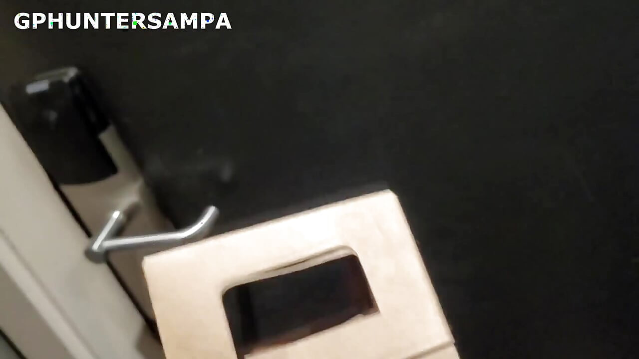 עשיתי משלוח והלקוחה, בלונדינית יפהפייה, התחילה למצוץ לי את הזין.
