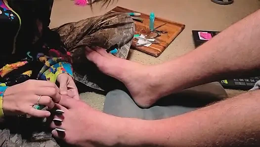 Melody Gibt Ihrem Meister Eine Pediküre