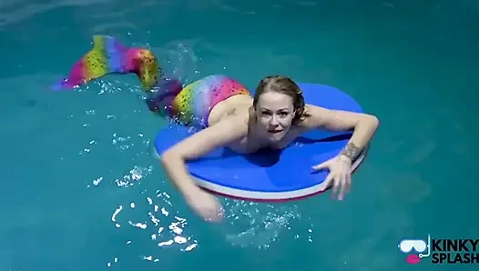 Tutsak deniz kızı havuzda seni azdırıyor