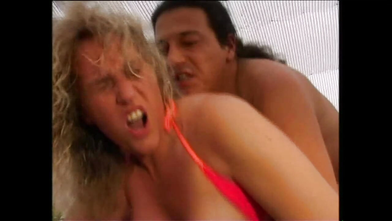 Milf cachonda disfruta como una puta con una enorme polla dentro que se corre en su coño