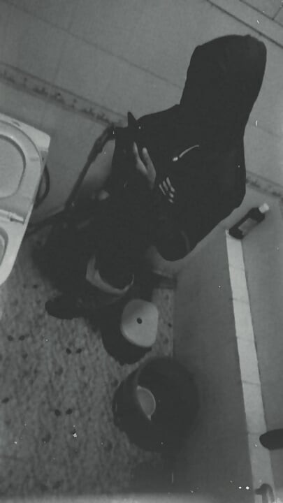 継息子がバスルームでしていることをカメラで全部見ていました。