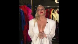 Christina Aguilera fa le tette alla vigilia di capodanno