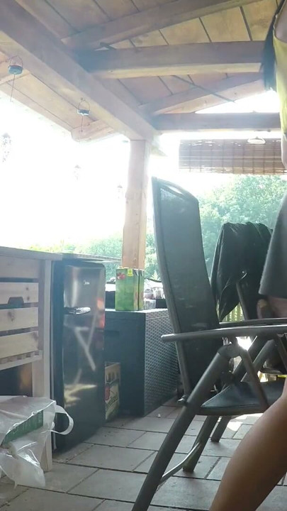 INGEN TRUSSER Stram fisse varme sexede piger, der holder BBQ-fest hos naboen for at fejre påske | Klip 2
