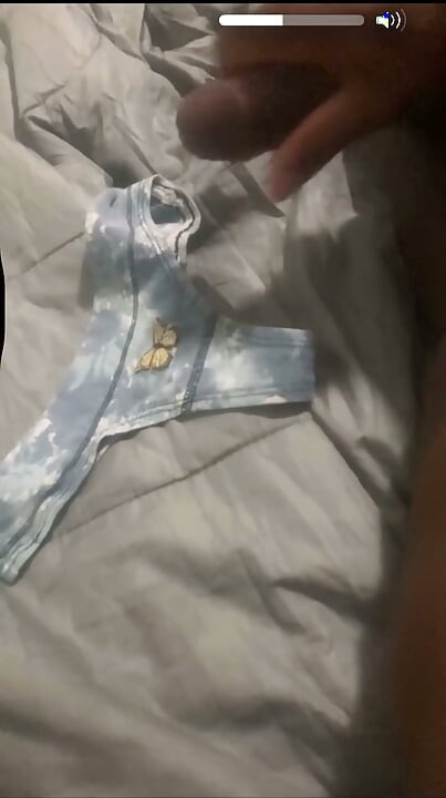 ALGUIEN DEJÓ BRAGAS EN LA ESCALERA PARA QUE EXTRAÑOS SE CORRAN EN ELLAS