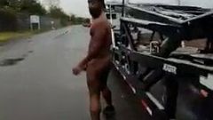 Nudo in pubblico si masturba per i camionisti di passaggio