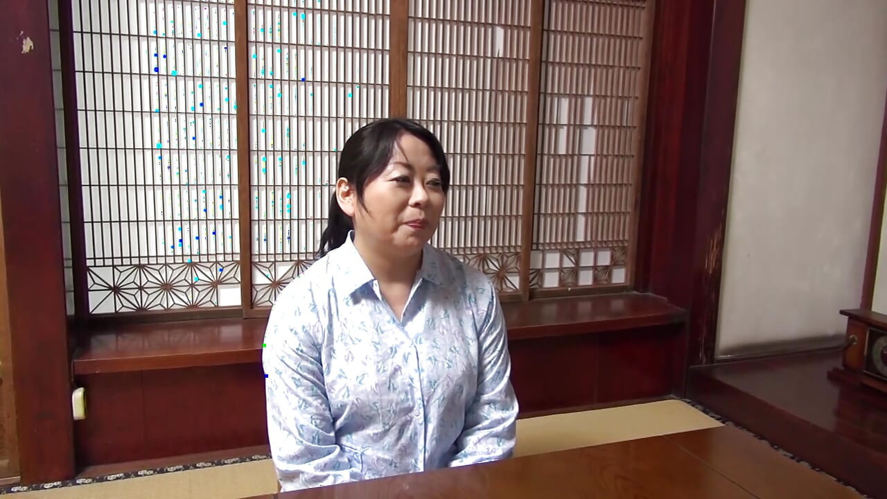 A194F02 乡下过着朴素生活的熟女，忍受不了日常的欲求不满而出演AV。在首次拍摄中她展露淫荡的性爱，沉浸在快感之中！