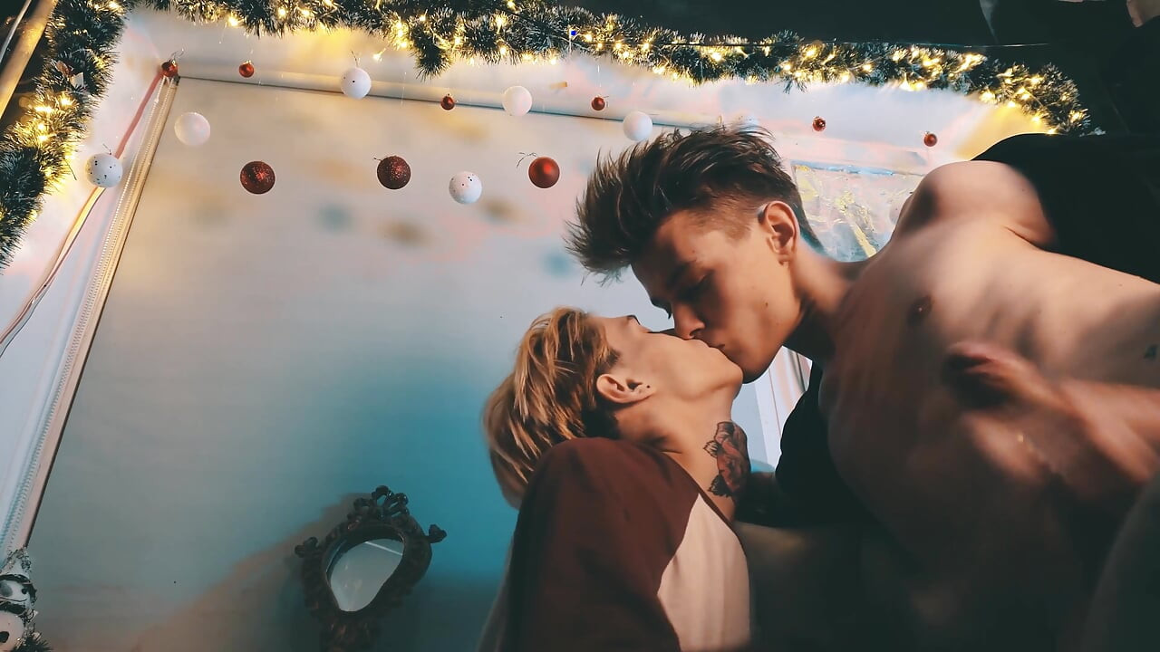 Sweet couple of guys had hot sex on the eve of Christmas