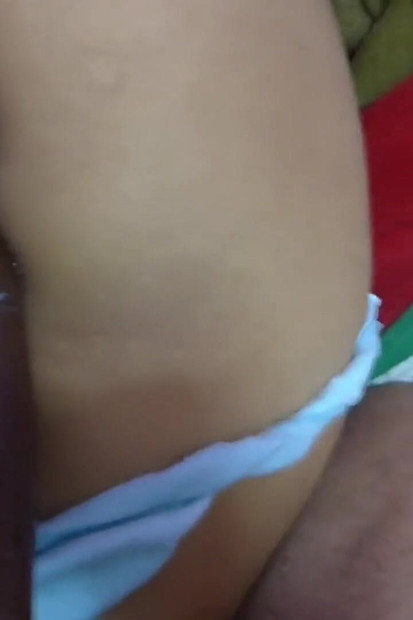 Duboka analna penetracija s ogromnim crnim kurcem - boli je guza