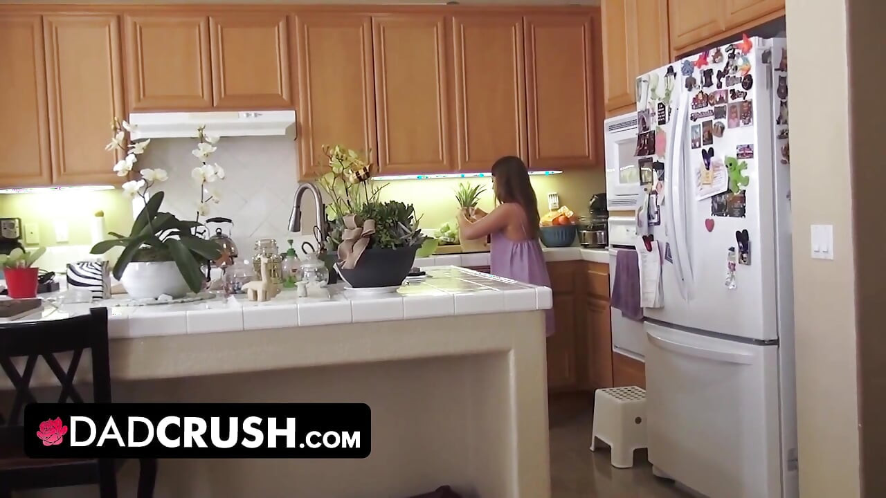 Dadcrush - chtivá brunetka kotě s velkým zadkem promění filmovou noc v hardcore šukací scénu