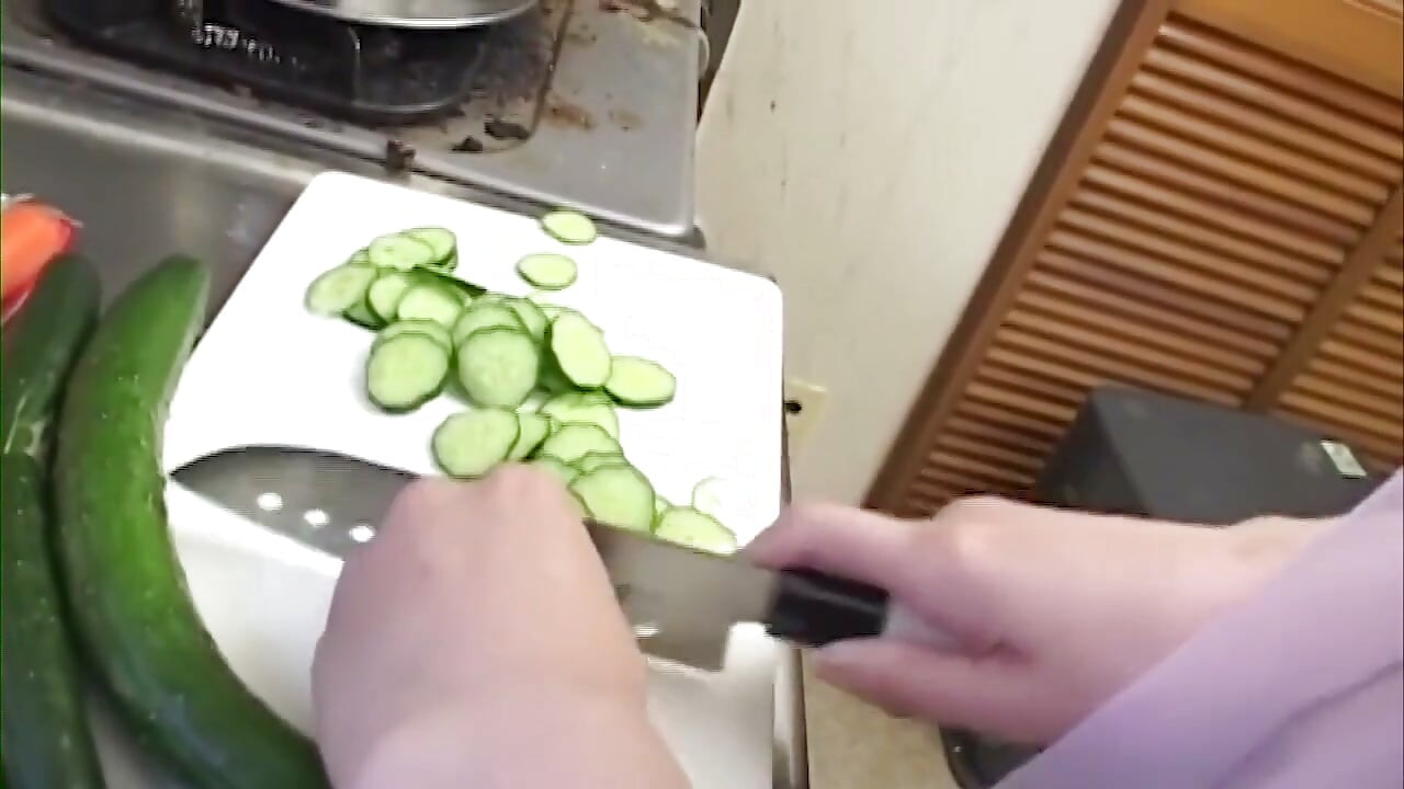 Cô vợ trẻ đút cu giả dày vào sâu trong đít