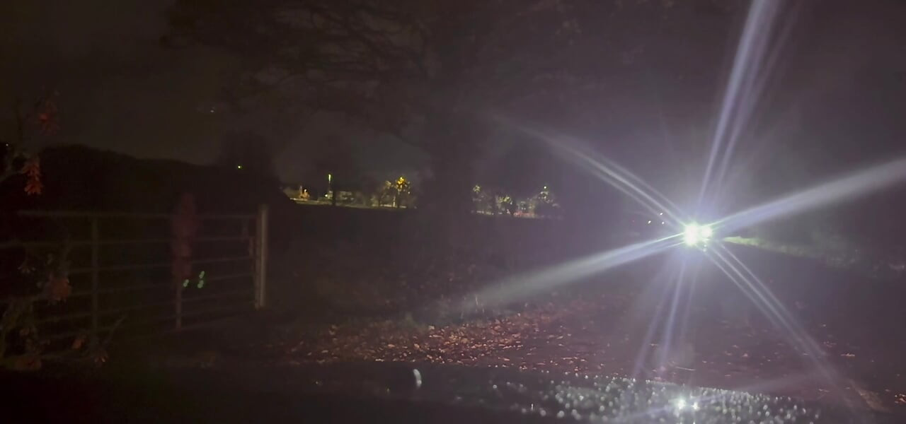 在车外裸体和赤脚时被抓到两次撸管