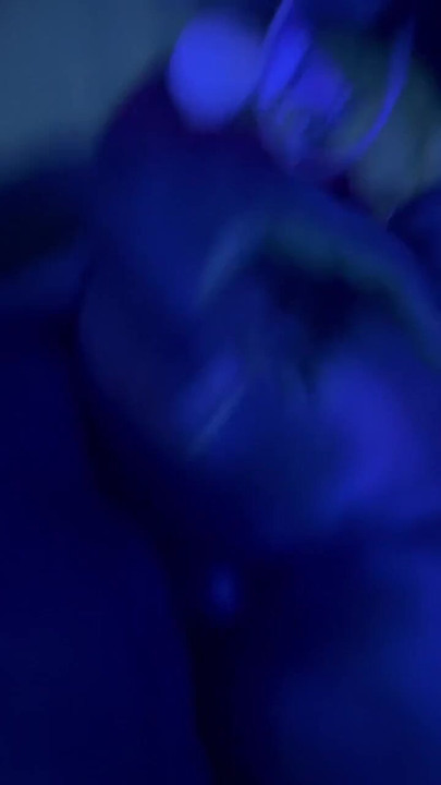 Queenandkingroyalz นําเสนอสีน้ําเงิน ไลท์สเปเชียล | คลิป 1