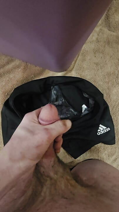 Ejaculez în mica mea vitregă în elastan și în chiloții ei murdari pe care i-a lăsat pe podeaua băii