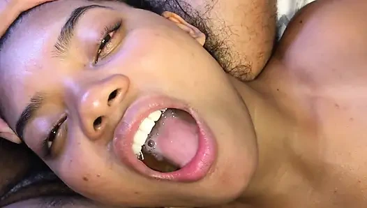 Üvey kız tükürerek sidik suyunu içiyor