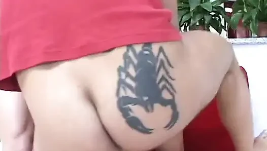 İki adam seksi iç çamaşırlı esmeri eğitiyor ve sikiyor