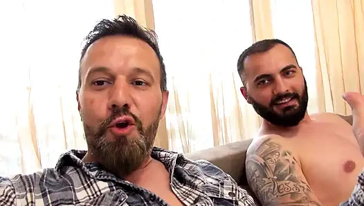 Dua pelacur jalang ini dientot dua kontol raksasa pria kulit hitam