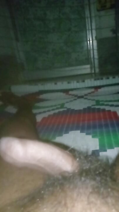 Shaking the Dick by hand job working at night in the bed.