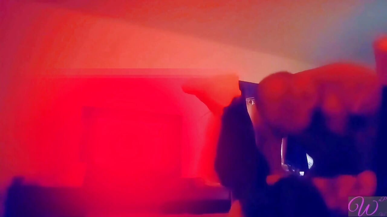 흑인 대물 자지에 의해 저속한 모텔로 데려간 복종하는 Sissy