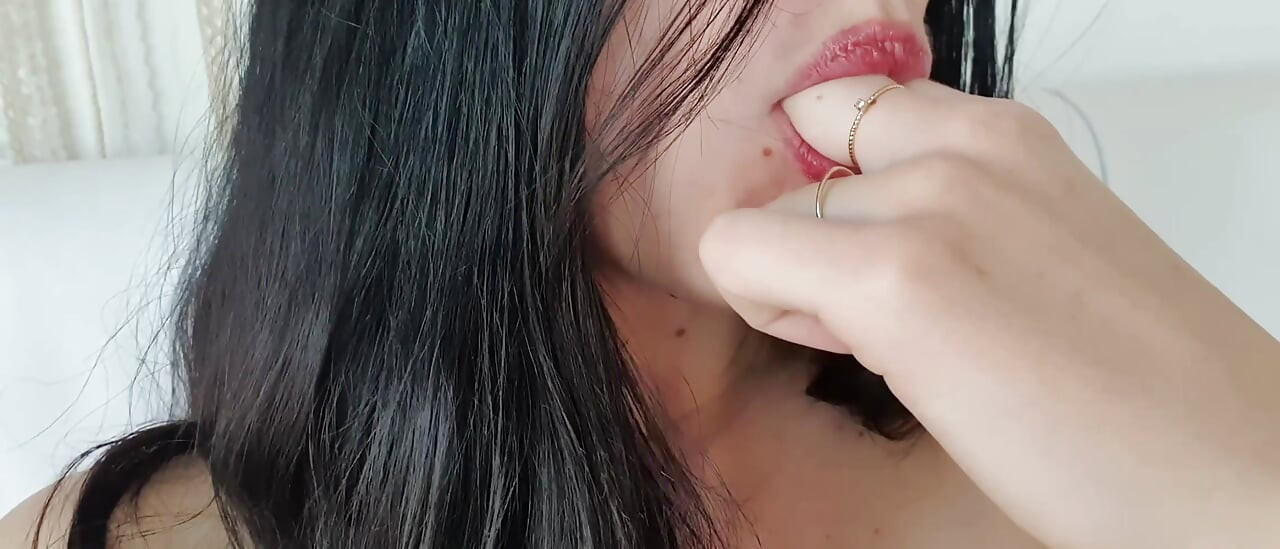 Chupando meus dedos antes de uma sessão dura de dedilhado anal (JOI)