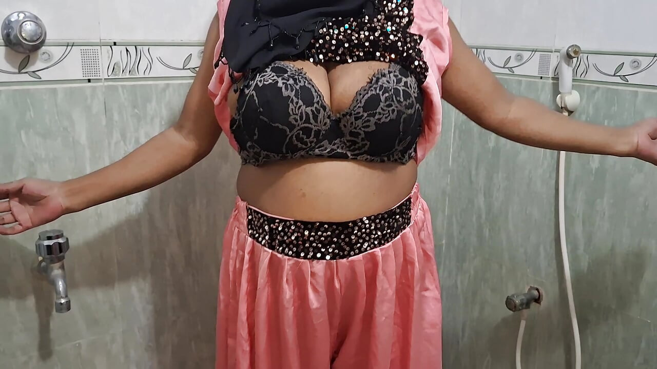 Desi aunty quenched his thirst by inserting a dildo into her pussy