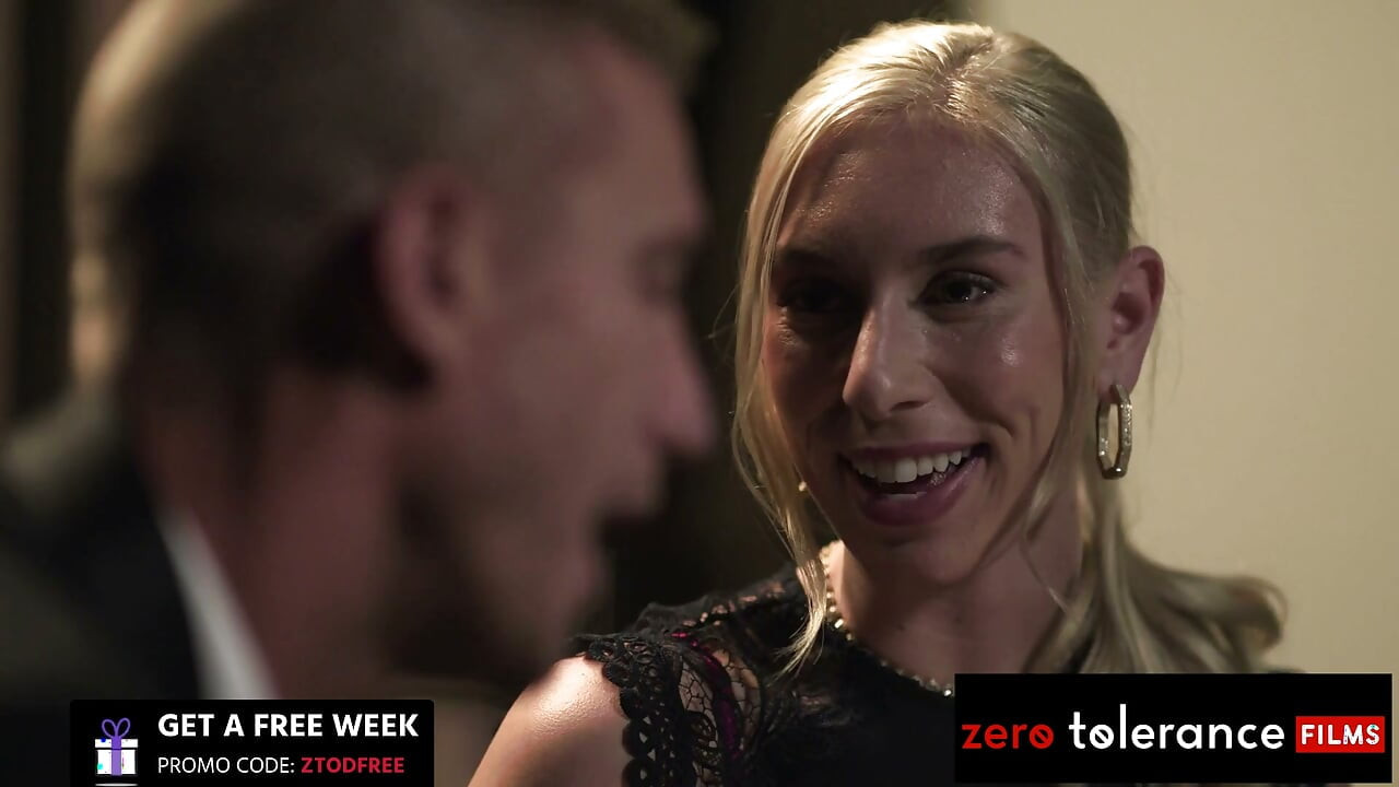 ZERO TOLERANCE FILMS - Harjoittelija Kay Lovely panee naimisissa olevaa pomoa työajan jälkeen