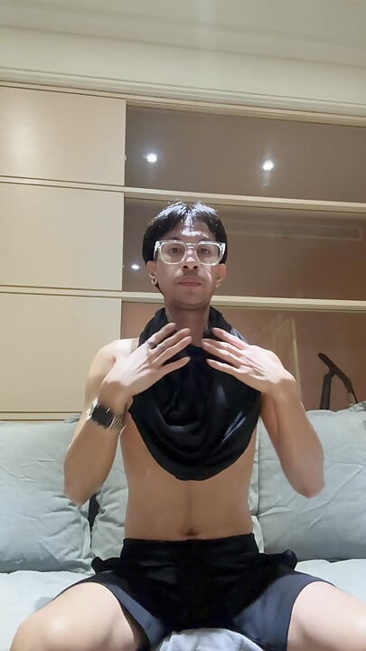 Twink показва всичко от себе си. 1 от 4