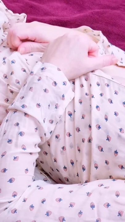 "수줍은 소녀의 완벽한 젖탱이 빨기"의 오지는 순간