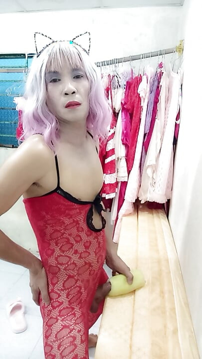 Oanh Le ข้ามเพศสวมถุงน่องลามกอนาจารเล่นกับกระป๋องเสแสร้งทําเป็น