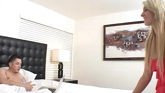 Genç Lilly Banks büyük genç bir yarakla sikiliyor