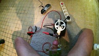 Электро-уретральный трах-машина и пытки яиц и яиц, короткое видео с крапивой