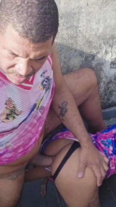 Recogiendo a mi hijastra en las escaleras 100% anal | Clip 1