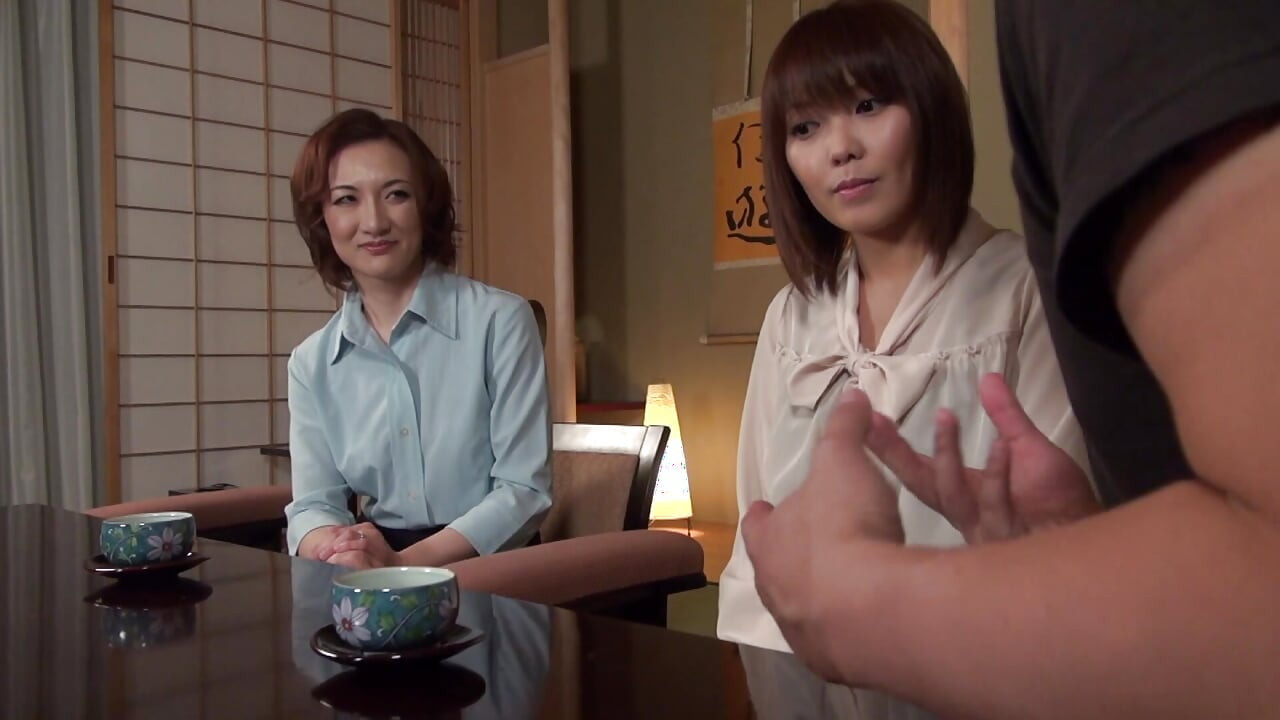 A137B05 48-year-old secretary, exposing her lewd behavior in front of her daughter! The wife resists because it's in front of their daughter,