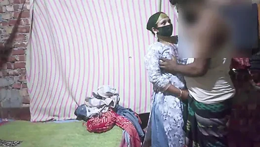 Ibu tiriku yang cantik pergi ke kantor, lalu ibu tiri ingin menyetubuhinya. Video lengkap bahasa india lagi viral.