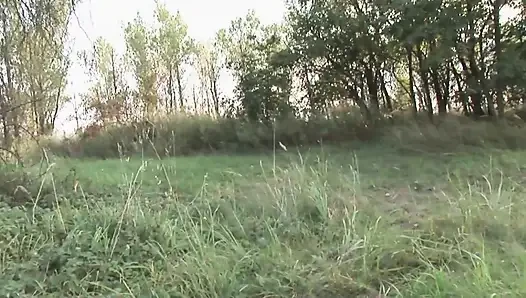 Büyük götlü nine açık havada amının tadını çıkarıyor