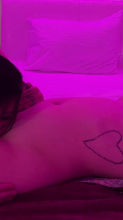 Ik dwong mijn vuile stiefzus om me te likken in het hotel | Clip 1