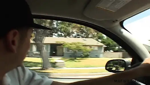 Ibu tiri brunette yang lelah menipu suaminya dengan orang asing bertemu di tinder dan dia memutuskan untuk memberinya lubangnya