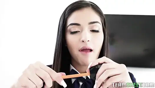 Defiant genç kız ofisinde büyük yaraklı öğretmen tarafından şaplaklanıyor
