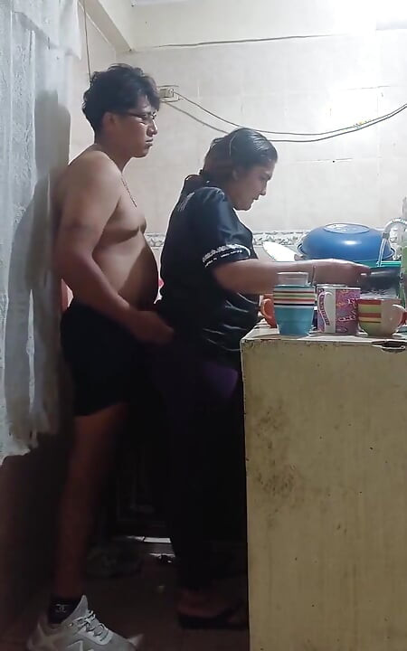 Funcionária fodida na cozinha, a esposa do meu chefe quase nos pegou na Cidade do México