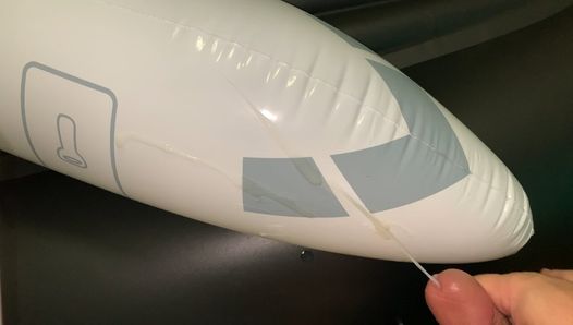 Pequeno pênis esfregando e gozando em avião inflável