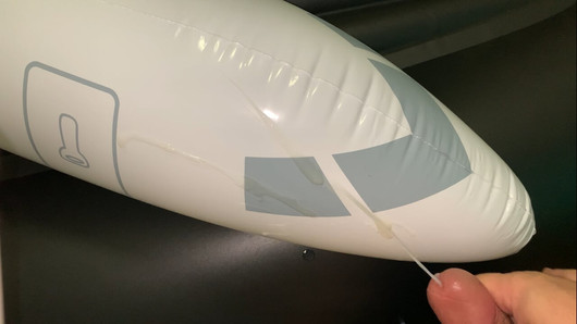 Pene pequeño frotando y corriéndose en avión inflable