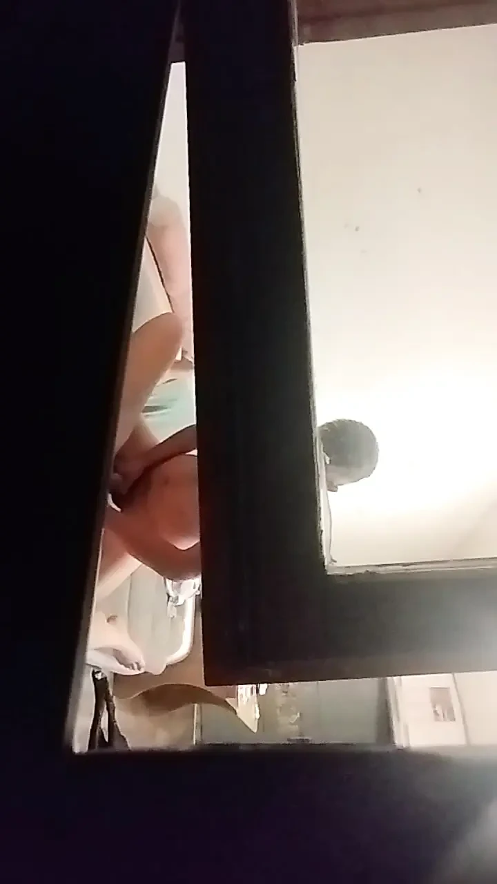 खिड़की के माध्यम से