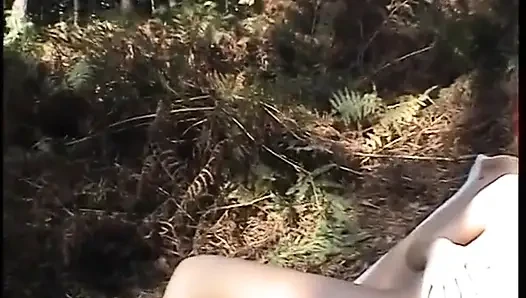 Kızıl saçlı piliç açık havada amıyla oynuyor