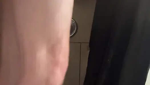 Duşta tek başına kalın yarakla mastürbasyon yapıyor