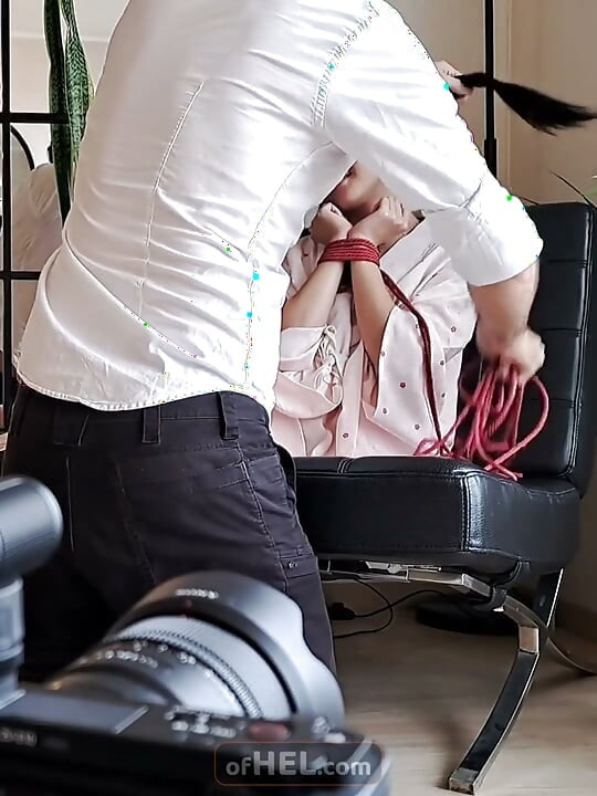 Fotograful fute un model asiatic minion în timpul unei sesiuni foto