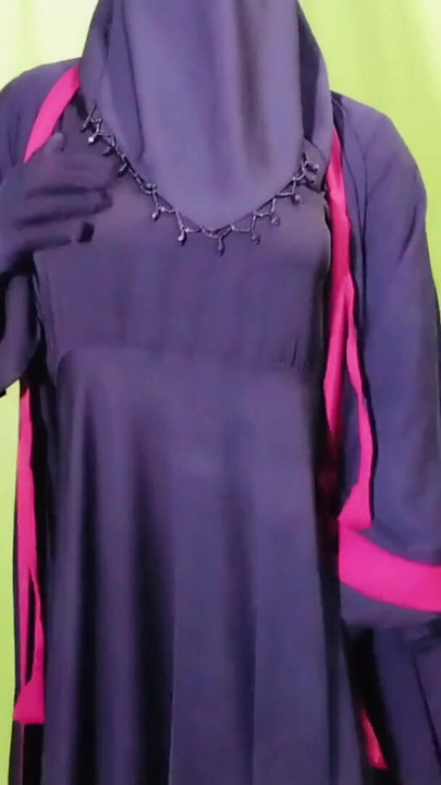 美丽的Amena Bhabhi穿着 burqa 和穆斯林头巾在室内做爱 | 短片 1